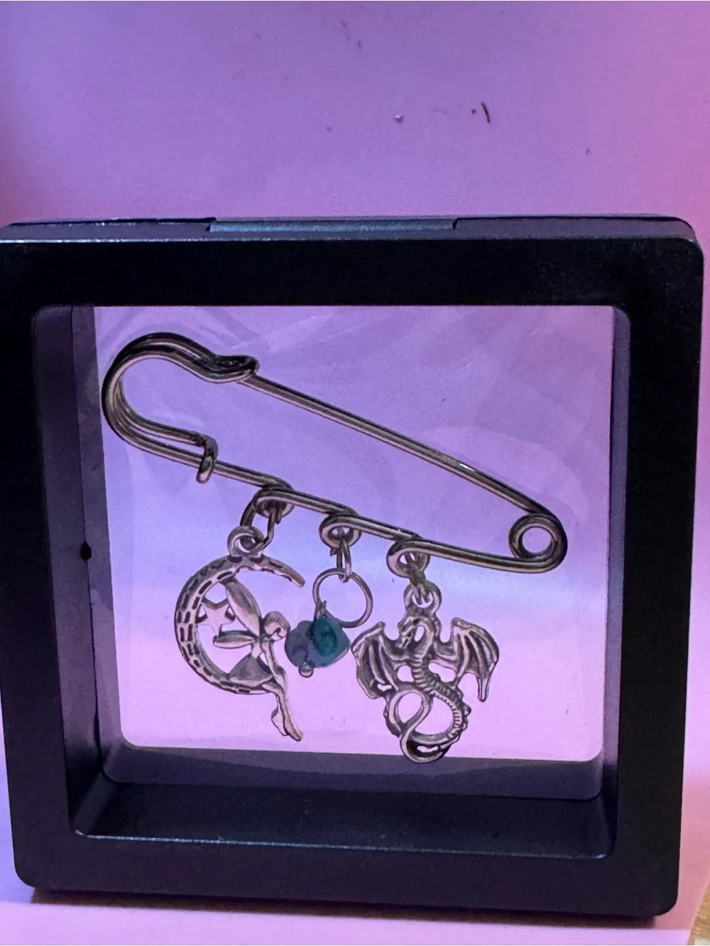🧚 🐉 Silver toned Safety Pin Brooch with Turquoise Accent
